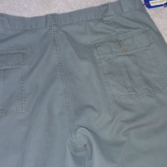 Dockers Men's Classic Fit Comfort Cargo Pants 40x30. NWT - Picture 2 of 6